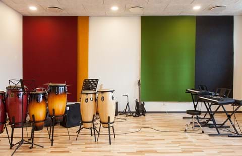 fraster, filt, felt cover, rumafskærmning, roomdivider, akustik, uld filt, inspiration, design, indretning, afskærmning, filtgardin, anne trolles skole